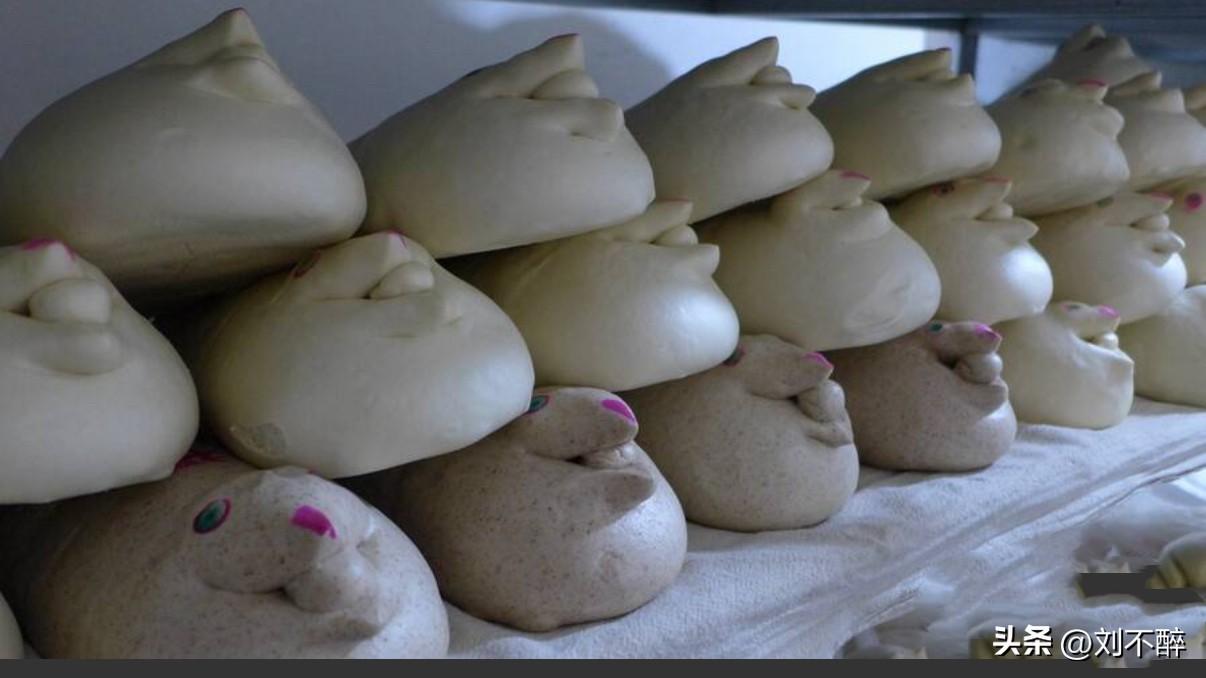 正月十六接闺女，
这是我们这儿的传统习俗。
接闺女时，通常由父亲、兄弟或侄子担任