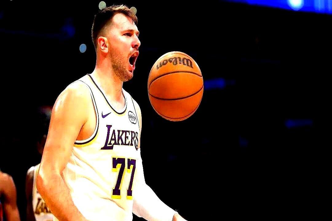 场均34分却打31场，MVP直接没戏
 
东契奇换紫金服后火力更猛，膝盖和背却轮