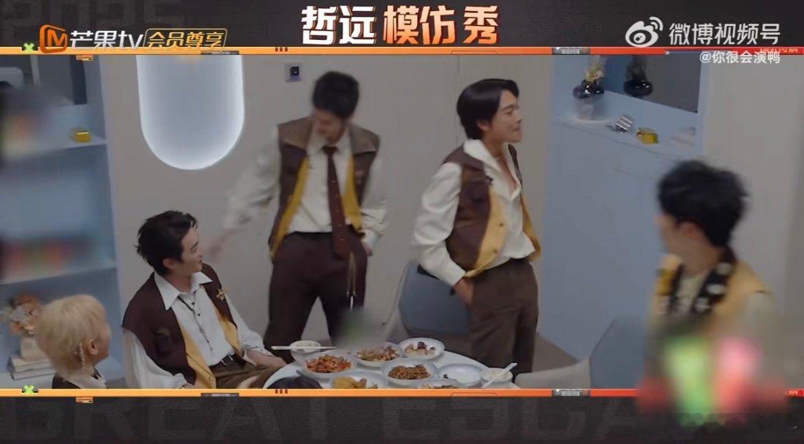 陈哲远太有节目效果了 别人密室里分析线索头头是道，他拿着个道具钥匙扣能玩半天，一