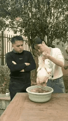男子站在一旁看老婆杀鸡，老婆叫他把褪鸡毛的水倒掉，男子问把水倒哪里，老婆厌烦地说