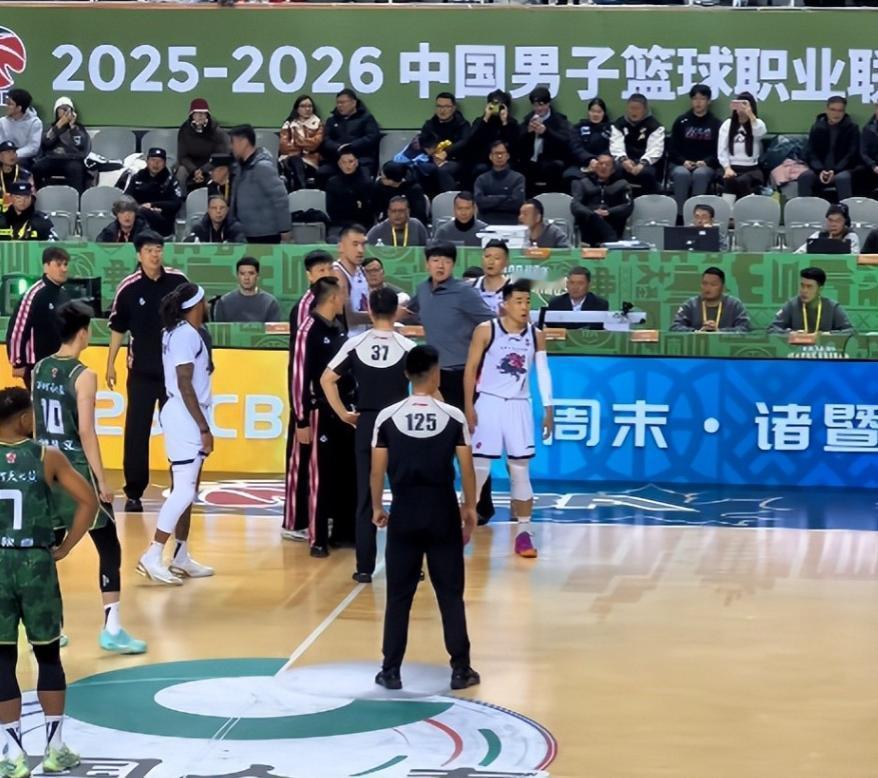 我平时不关注CBA的，但是最近邱彪指导怒摔西装怼裁判的事情经常刷到

看了下现场