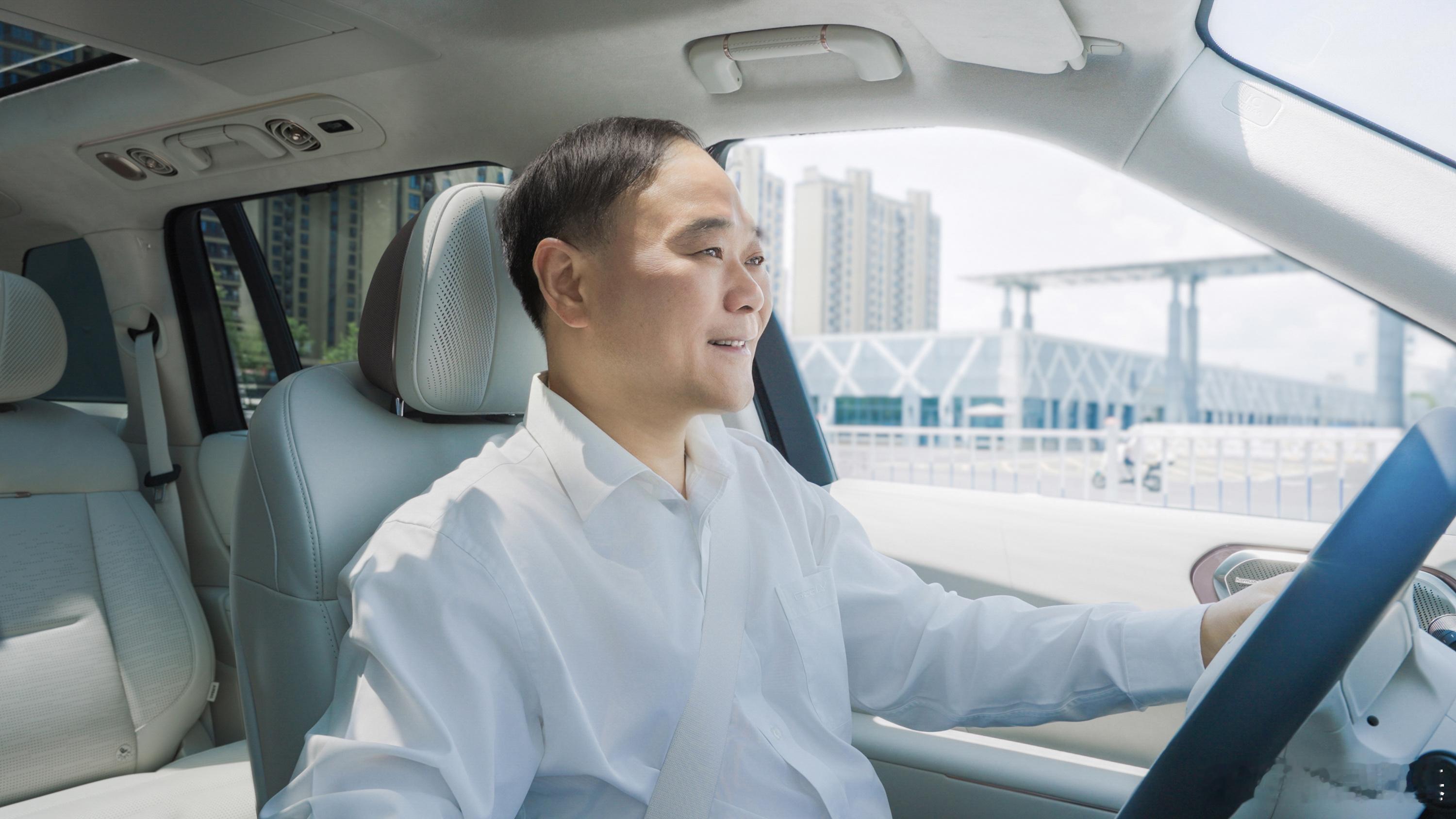 领克操控不分大小车 昨天看新闻，李书福亲自试驾了领克900探索版，探索版有后轮转
