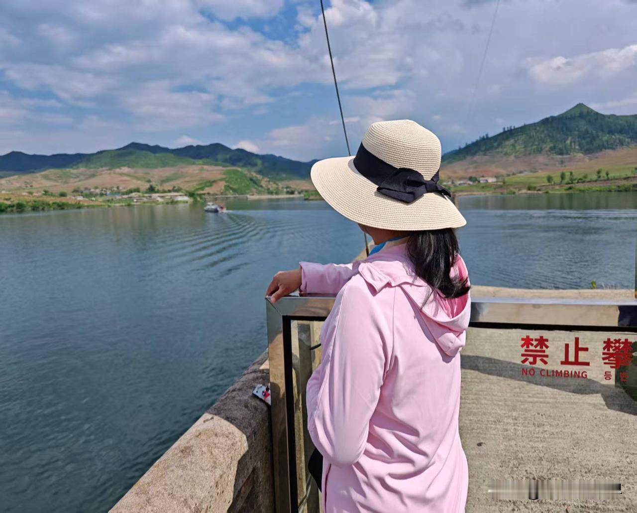 昨天本无行程，打算在鸭绿江断桥边沿江漫步，竟被一热情导游说服，半推半就蹭了个1日