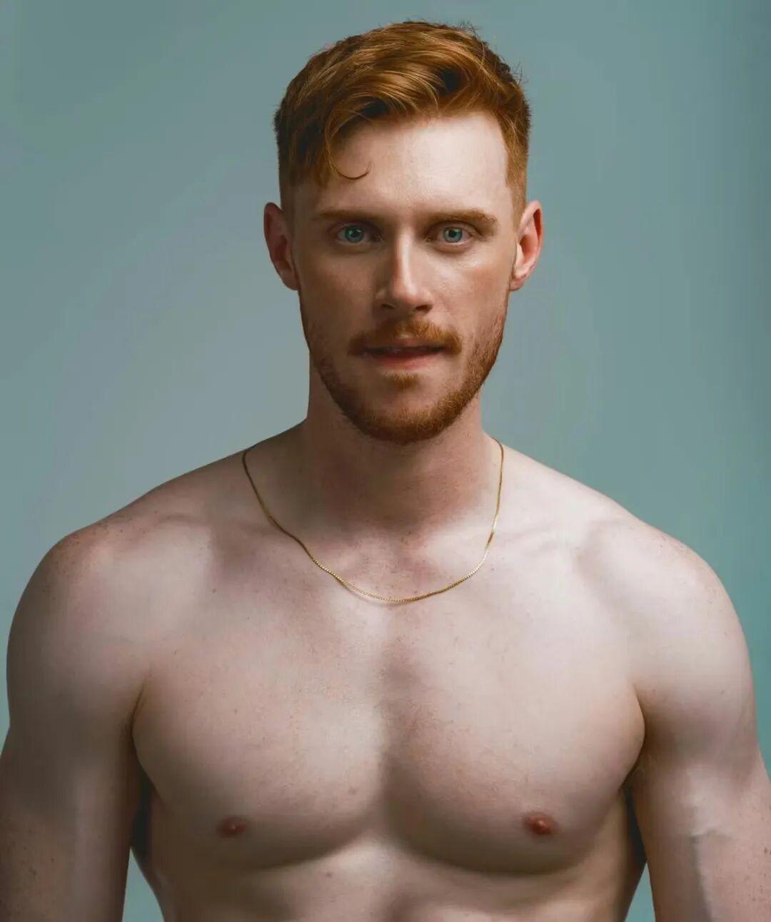 Max Parker 最新时尚大片，皮肤太白了，手上的青筋可见，还是挺帅的。