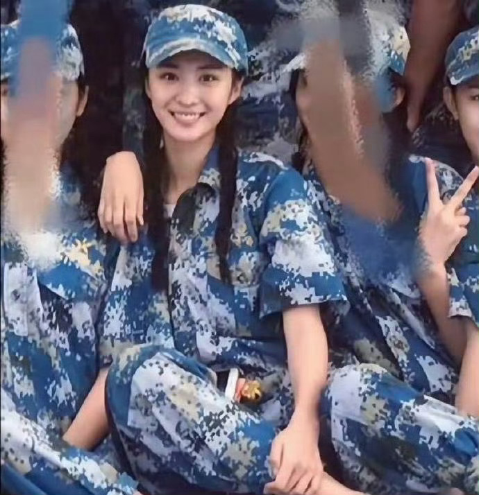 不懂那些说她整容的，早期和现在完全一模一样 