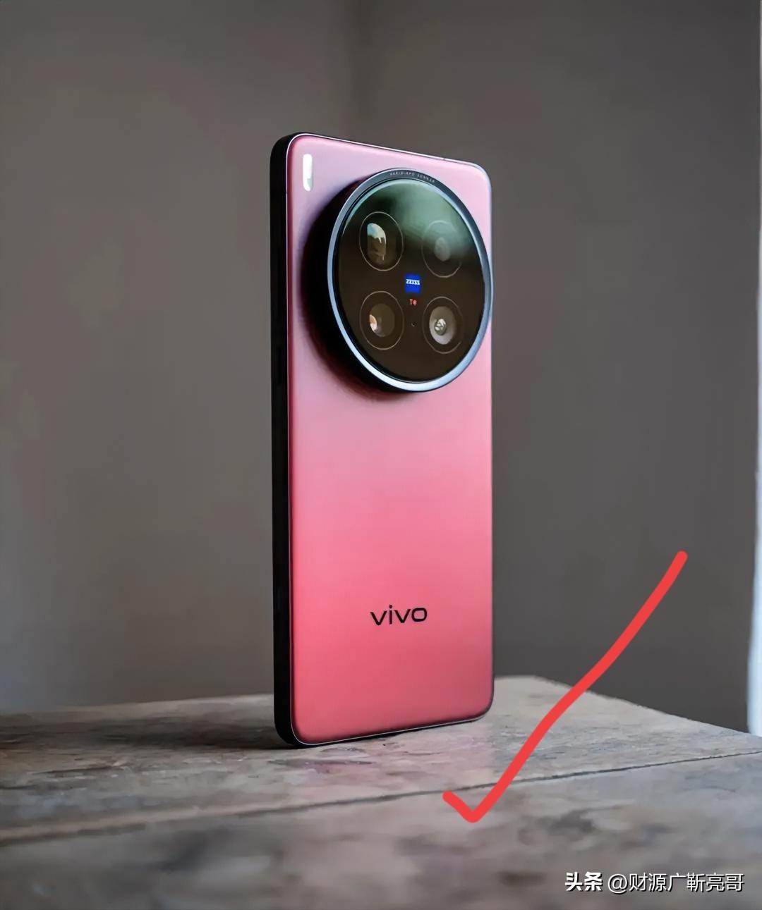 
最近网上都在吐槽现在的手机在挤牙膏。

不是苹果没新意，就是华为太难抢。
