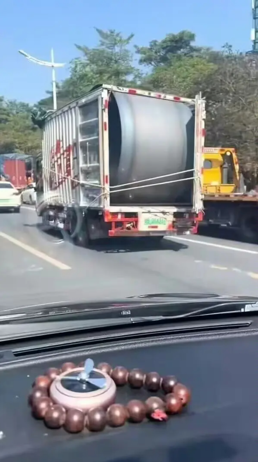 前面那个滚下来，手串可保不了平安 