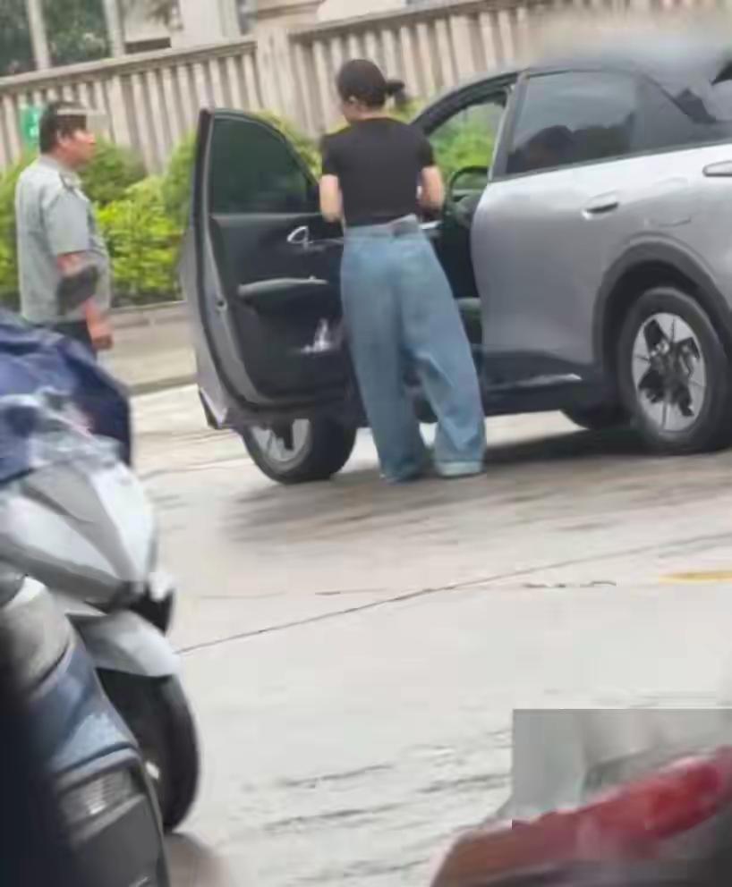 如何看待女子因停车与保安发生冲突说实话，女子肯定有错在先，说话就说话，踢人一脚真