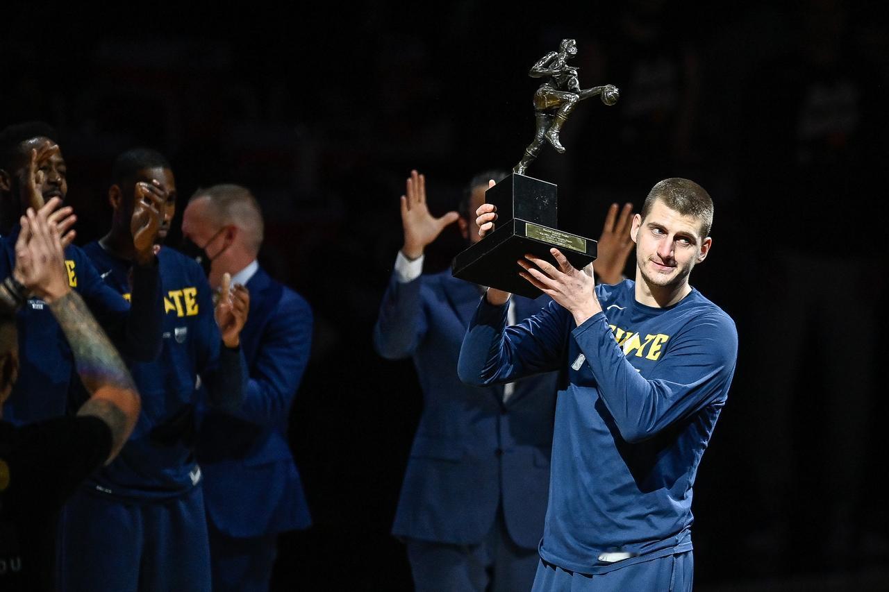 2023-24赛季NBA主要奖项预测：
MVP：约基奇
之前亚历山大有机会跟约基