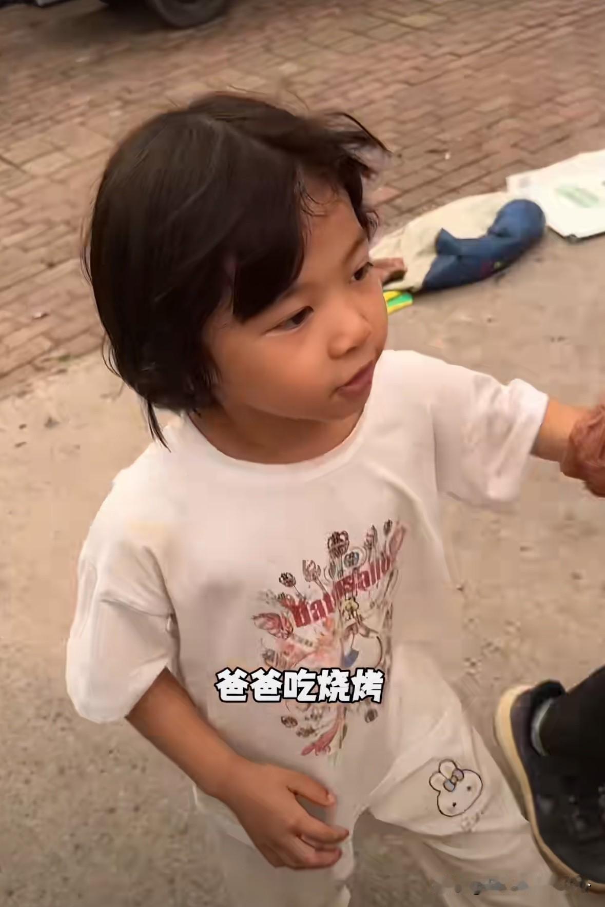 天赐要是有个年轻的父母，肯定不会像现在这么邋遢，更不会被送寄宿学校。

你看这头