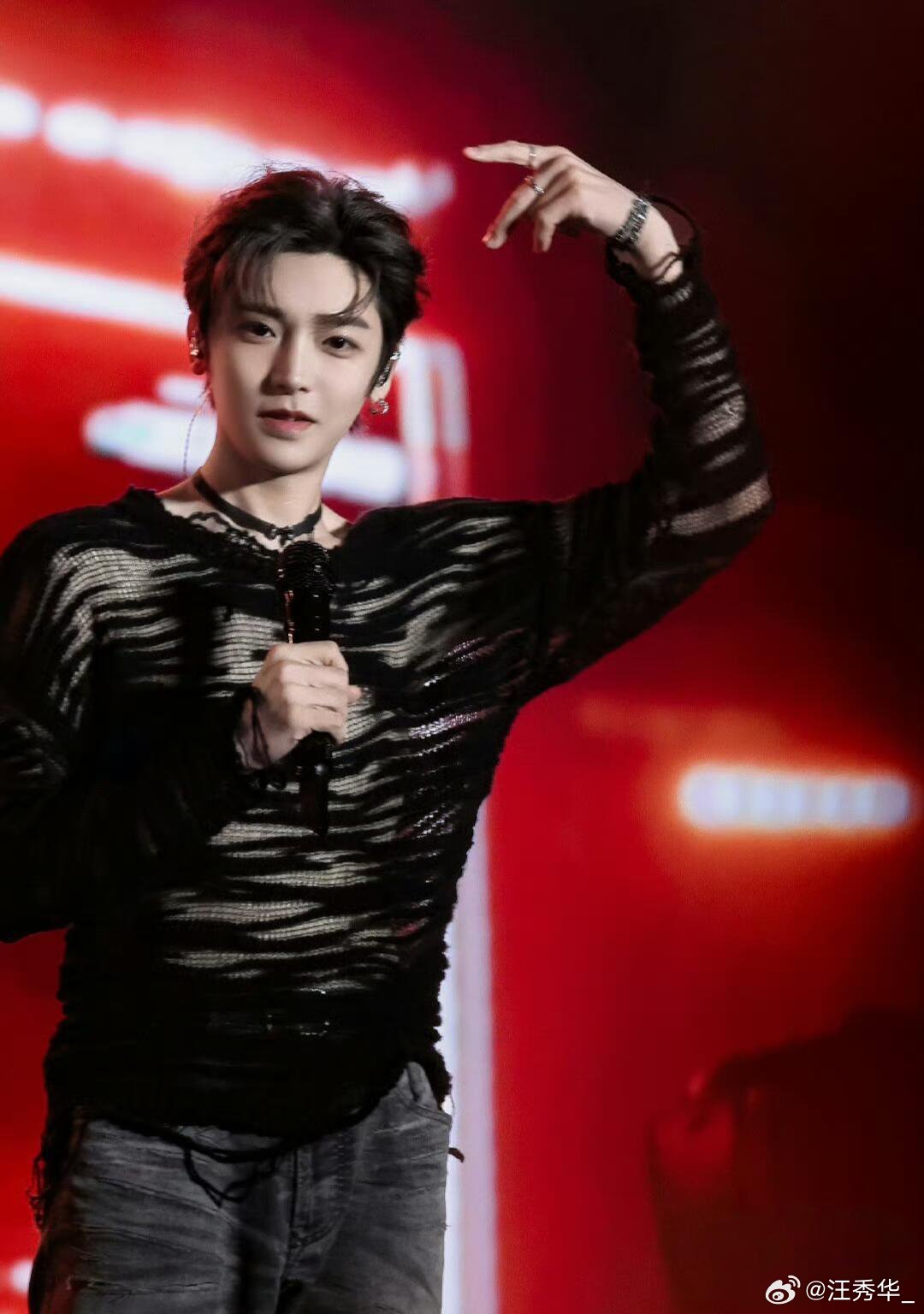   上万元还抢着买？于谦私藏的，侯明昊直接带成音乐节爆款～ 从实用工具到潮流配饰