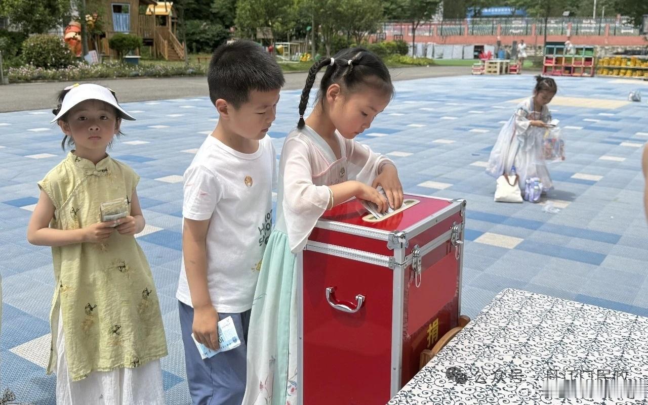 沧浪童趣暖六一 公益义卖传温情 市民政局、市慈善总会联合市明珠路幼儿园开展公益义