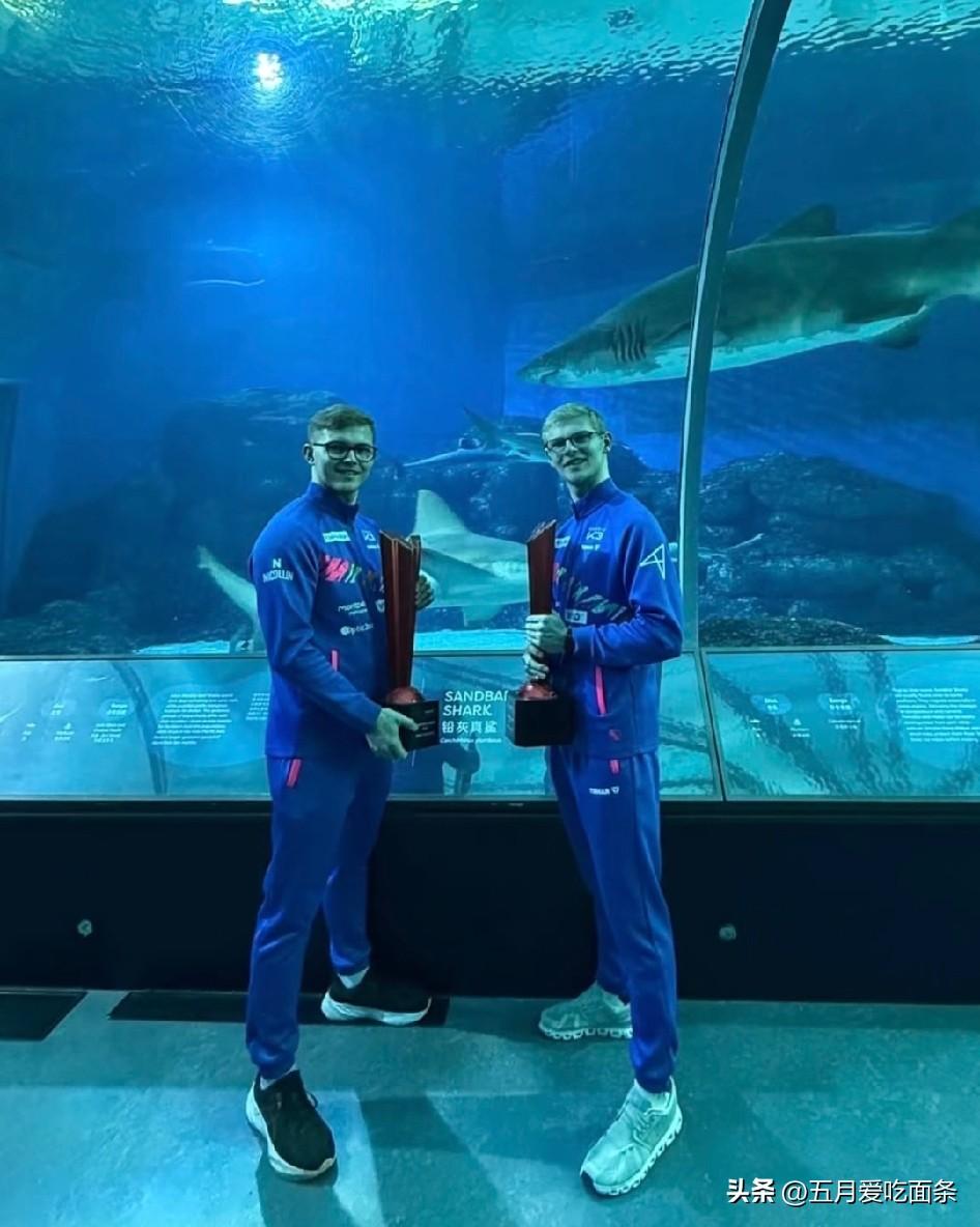 新加坡WTT大满贯的单打还在继续，男双冠军大小勒布伦已经去拍冠军照了。
这是法国