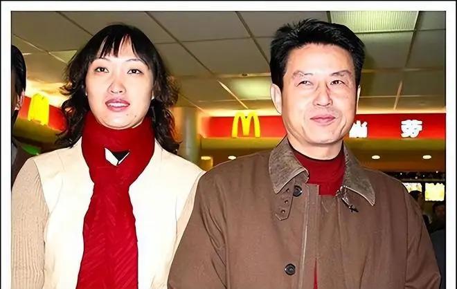 1992年，陈忠和的妻子不幸遭遇意外：背包带被火车门挂住，整个人被卷进车轮下，当