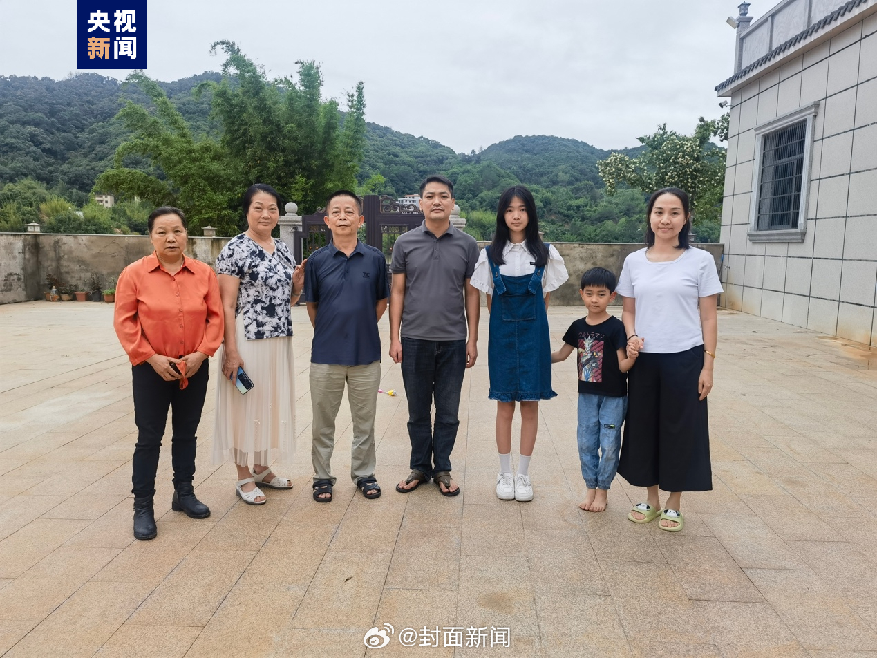 【这一跪，是为生命 #梅大高速塌方老人下跪逼停车辆#】5月1日，广东#梅州#市梅