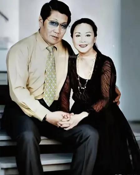 90年代，著名歌唱家李谷一icon与丈夫肖卓能icon（开国大将肖劲光之子）的合