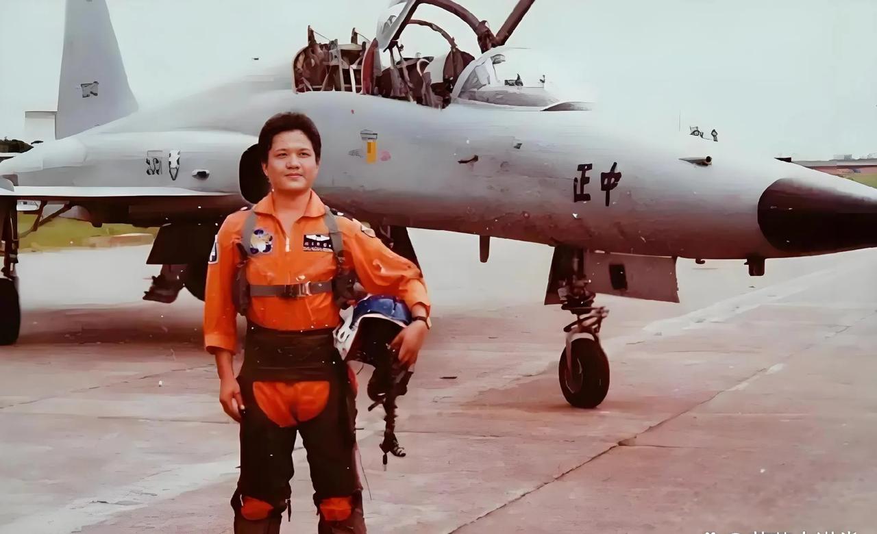 1981 年 8 月 8 日，原国民党空军少校飞行考核官‌黄植诚‌驾驶美制‌F-