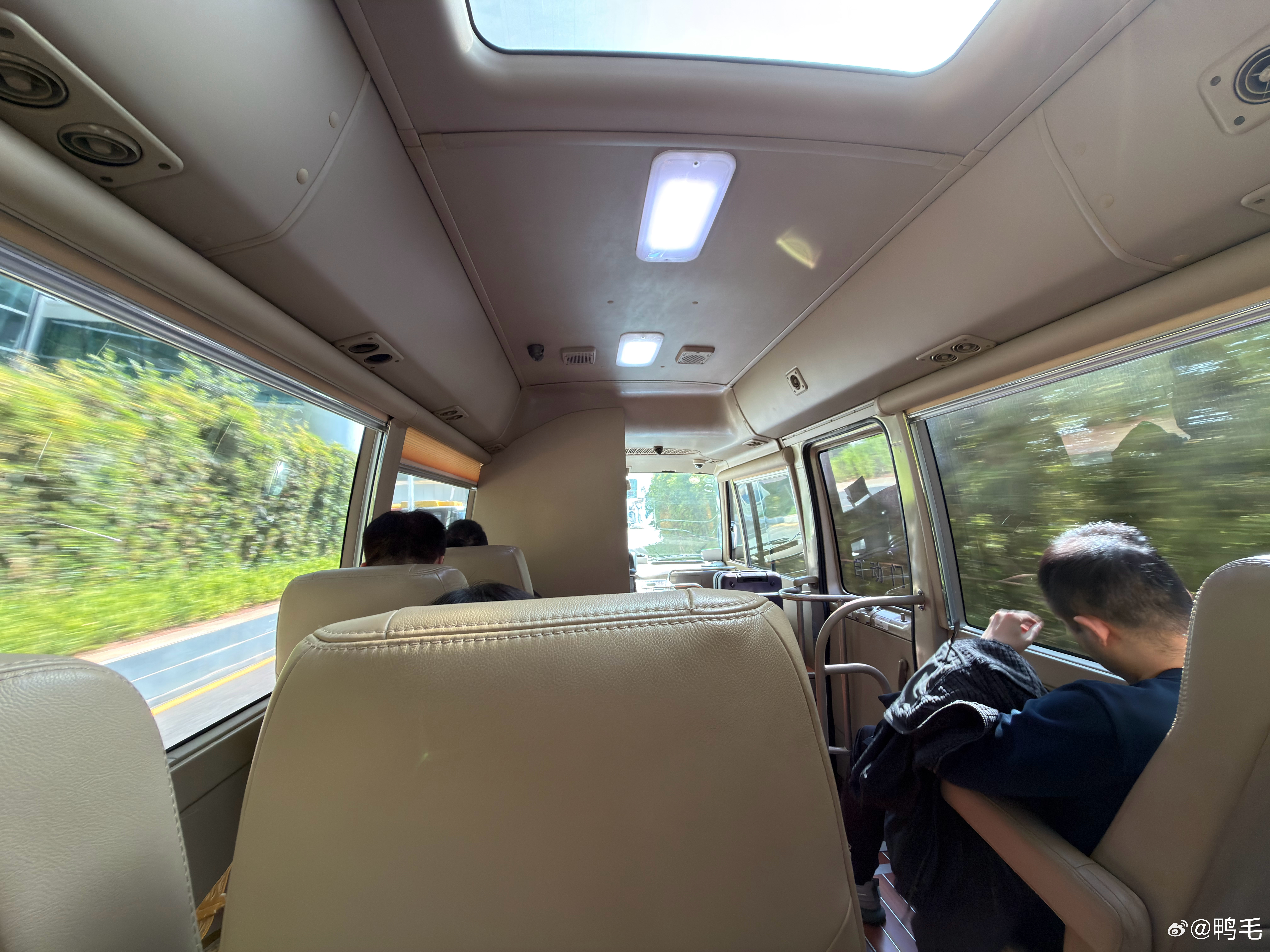 飞机不仅赶上了，趁着登机口没开，还在贵宾室开了瓶酷儿……但是实在抽不出吃早餐的时