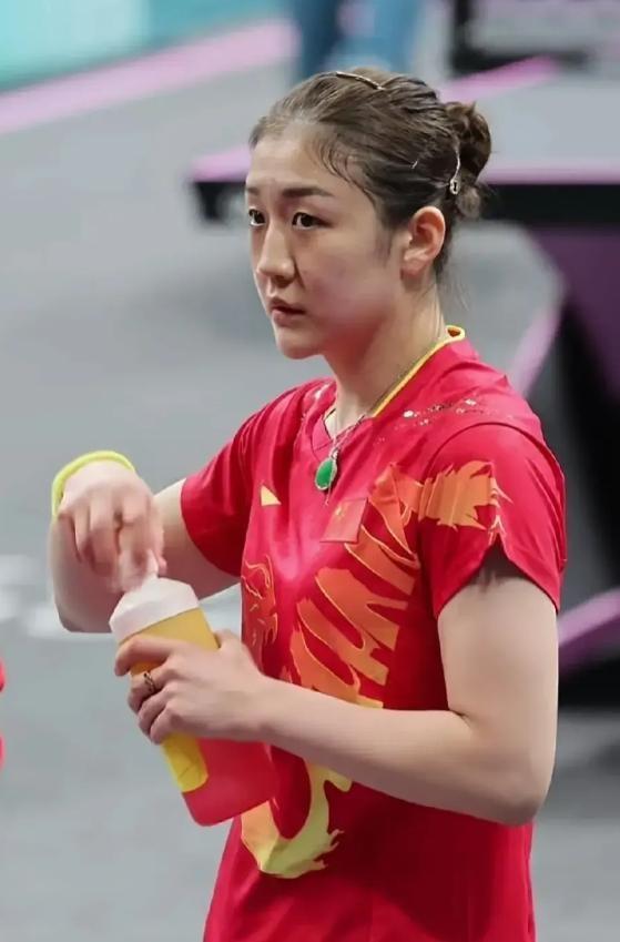 陈梦主动退出了世界排名。
转身就成了山东省乒羽中心的副主任。
她自己的乒乓球学校