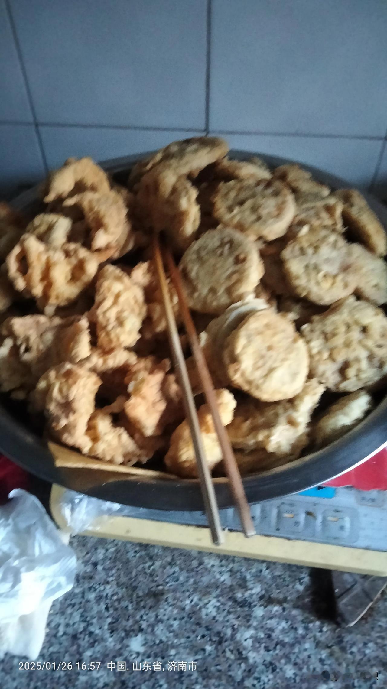 过年，炸耦合，还用鸡蛋加点面粉炸，我们这叫“股炸”，不知道是哪两个字？你们那里叫