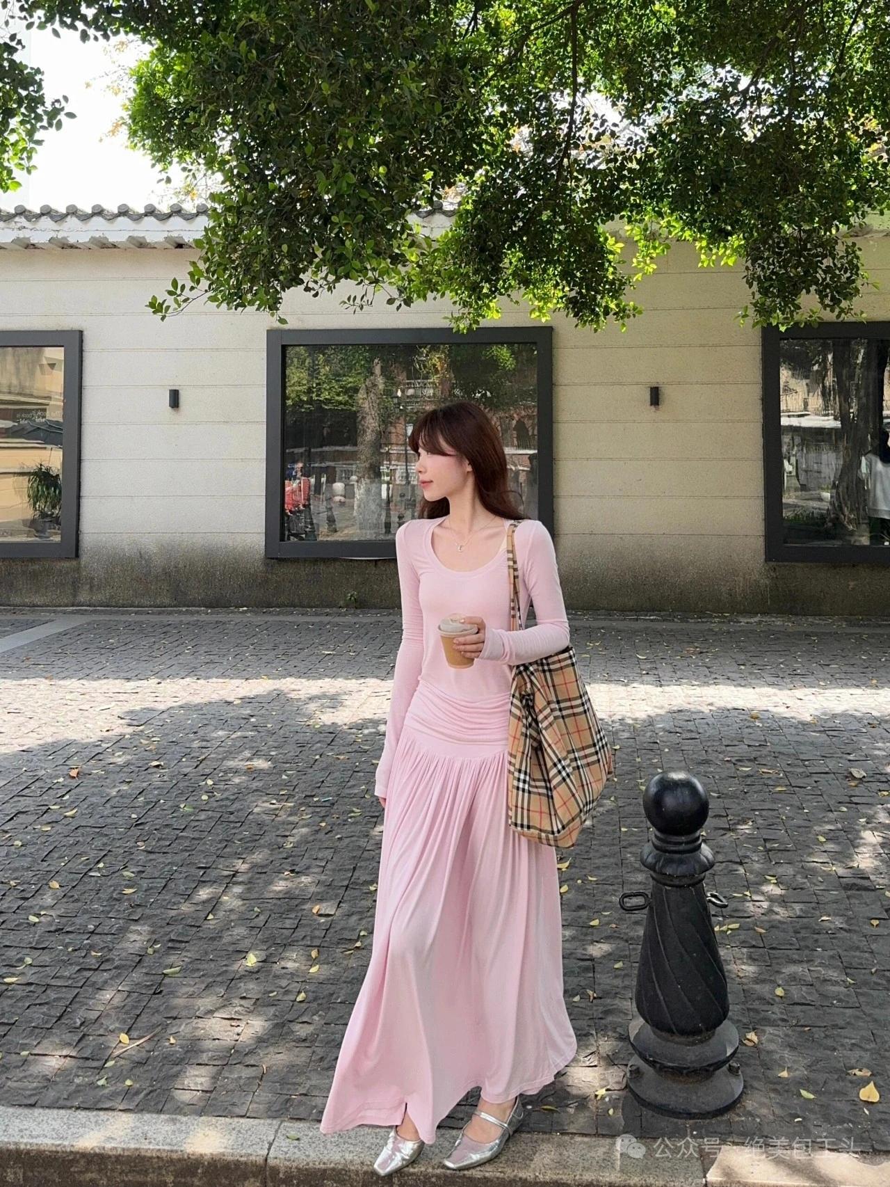 爱拍照的女生到底有多迷人呢?