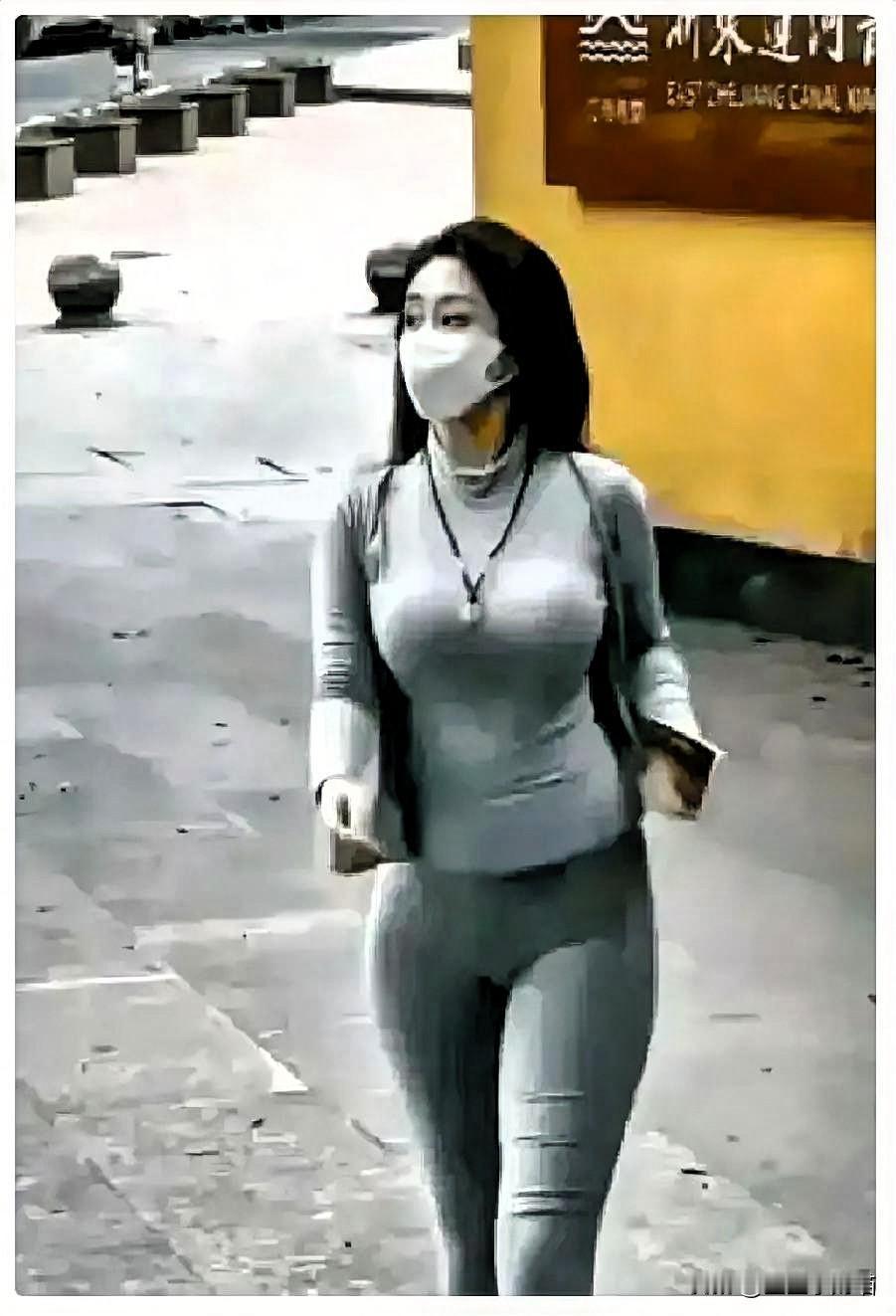 萧山那个姑娘估计做梦都没想到，自己就在马路上正常走个路，腰胯随性甩了两下，15秒