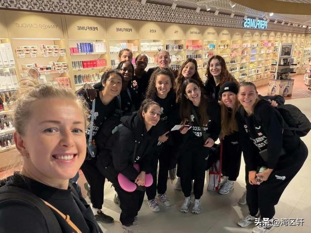 大家发现没
1，我们的黑豹队征程要开始了，科内利亚诺:准备从维罗纳机场起飞，目的