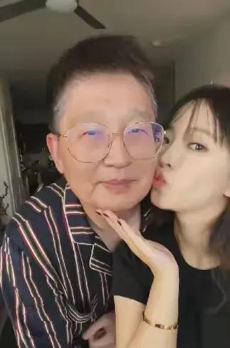 【离不开长辈的呵护】
一位75岁耄耋老人娶了25岁女孩，可以说衣食无忧。
后来发