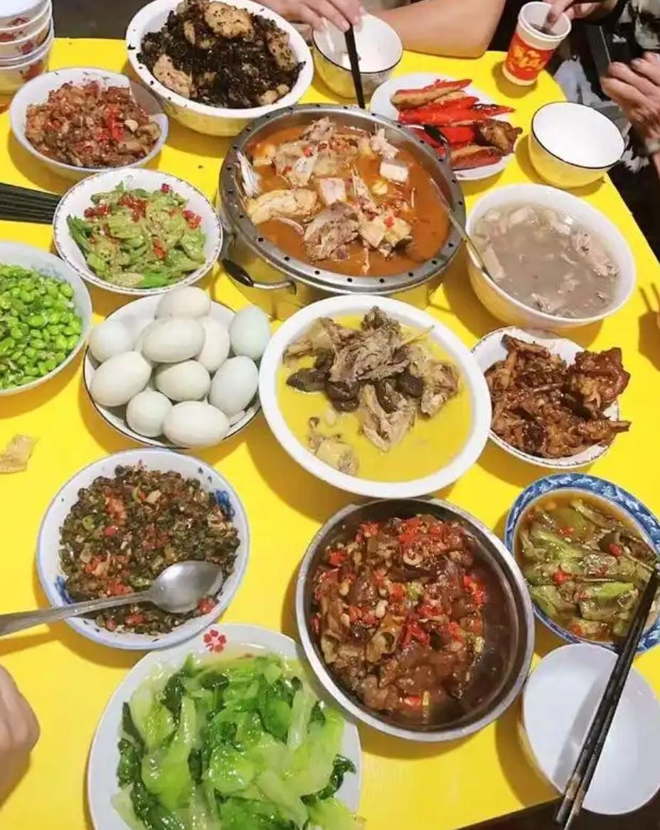 我认为中餐。中国的饮食文化博大精深，从食物的种类、烹饪的方法，中国的饮食不仅仅是