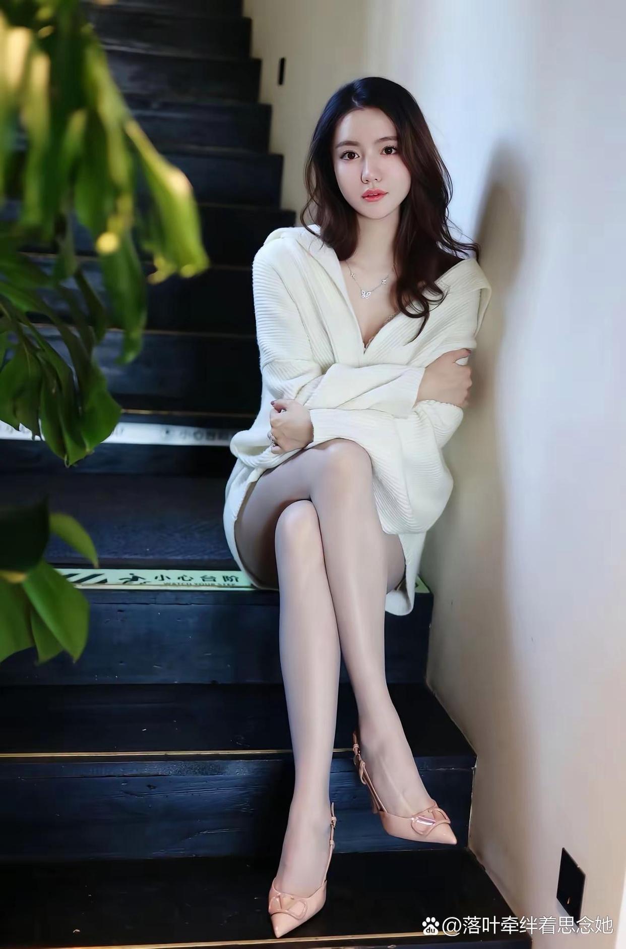 是风终会静，是夜终会明。人生海海，总会有温暖与你不期而遇。叶会落，花会开，万物自