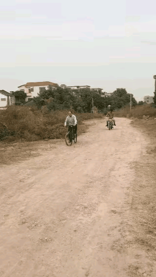 《不靠谱的女人》

女人使用机器真不靠谱，但也不是一概而论，女飞行员，航天员都非