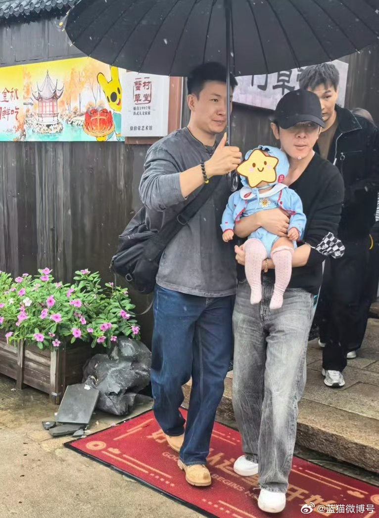 李佳琦有孩子了曝李佳琦疑似有孩子了 李佳琦有孩子了网友偶遇李佳琦怀抱婴儿出行，照