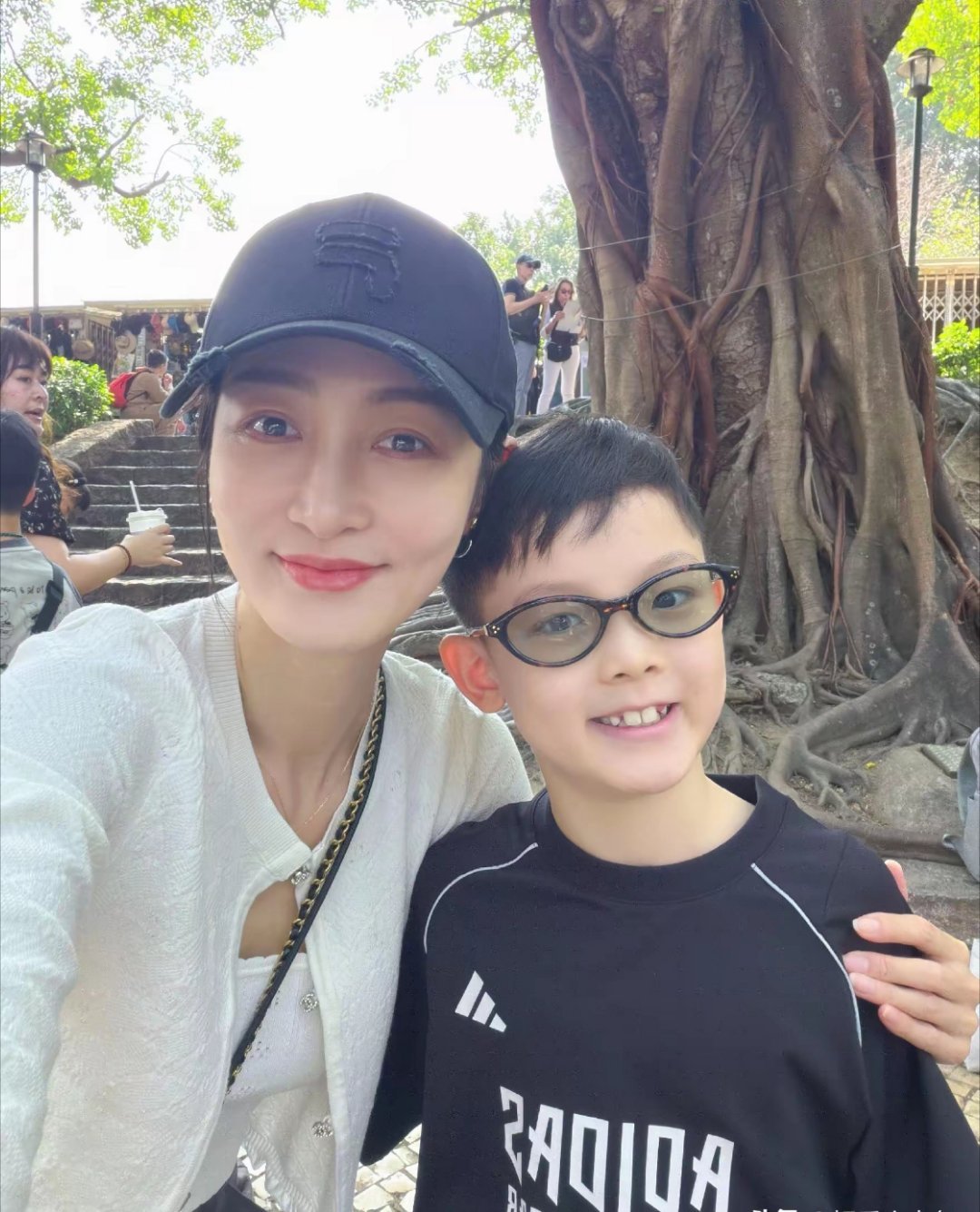 王皓妻子情人节带俩儿子澳门游玩，闫博雅露小蛮腰又瘦又美！ 