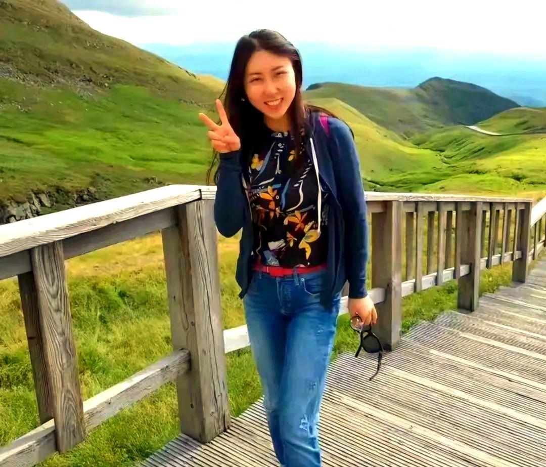 在当下资源紧张和内卷的时代，公务员本来就是稀缺资源，而且公众一向就对“老子英雄儿