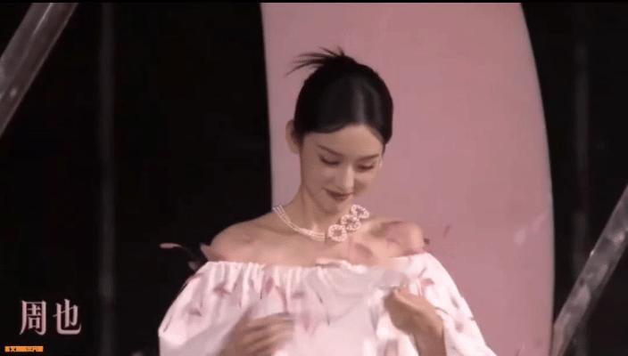 #周也裙子变装# 看到周也裙子变装我都惊呆了，周也姐姐这设计太用心了，白与黑，昼