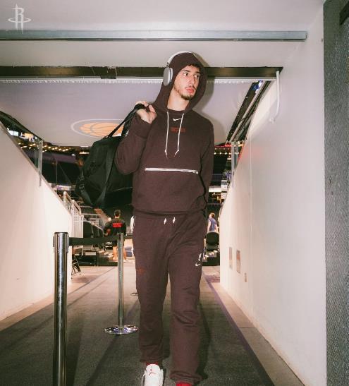 火箭队下一个对手是纽约尼克斯队，而前一场火箭队则在客场轻松大胜鹈鹕队。本场比赛火