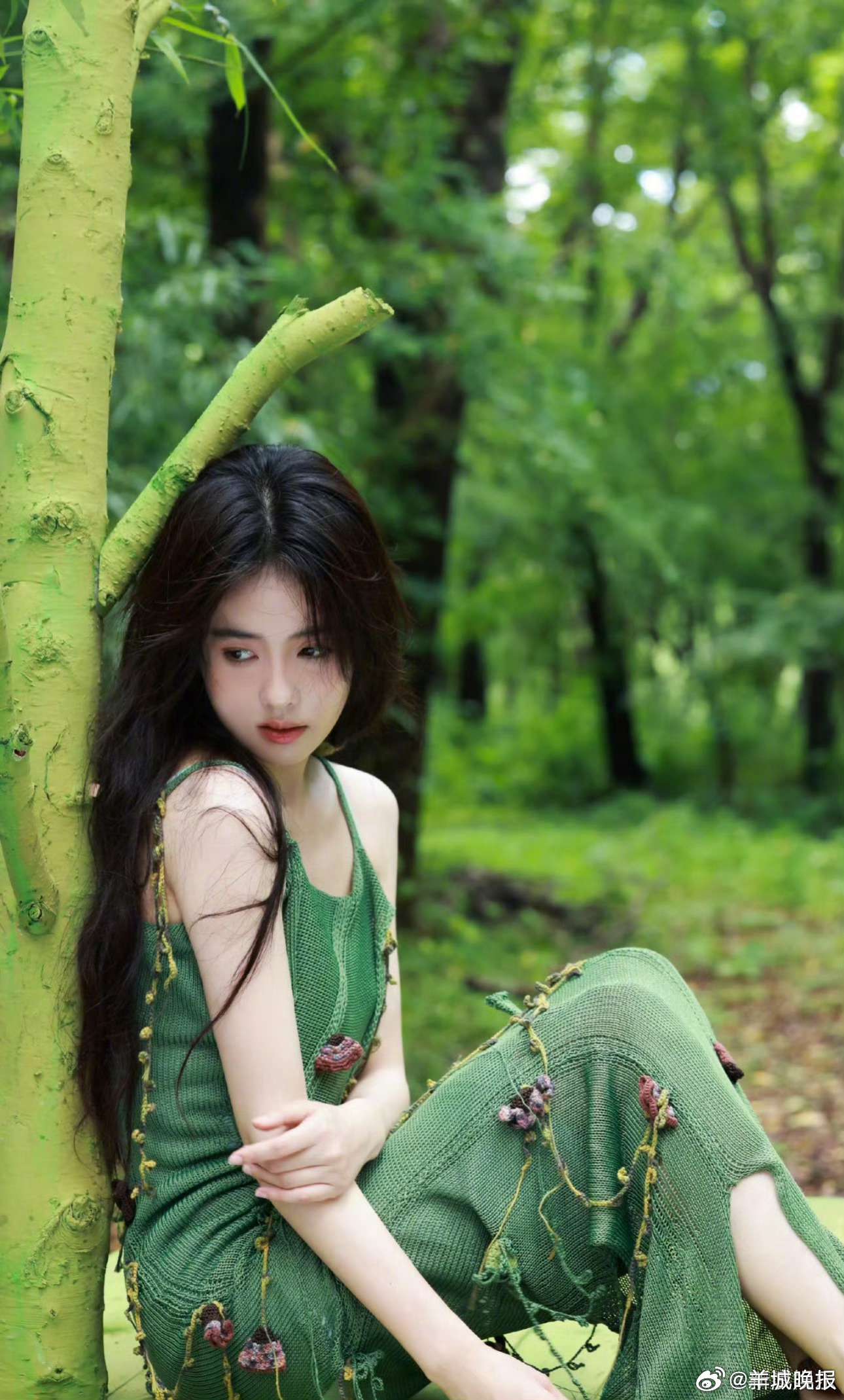 【分享内娱灵动明媚的绿色精灵，你pick哪一张？】春日写真里穿着嫩绿针织衫的嫣然