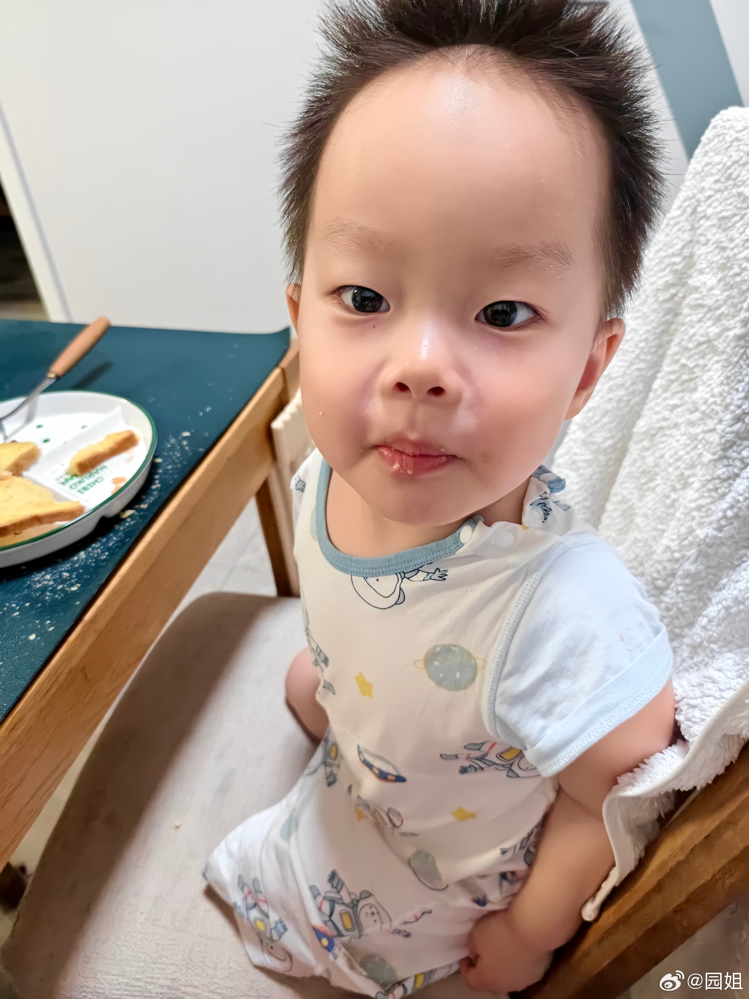 跟屁虫一样的存在，洗脸时候再卫生间门口，喝咖啡的时候再我旁边蹭我的烤面包