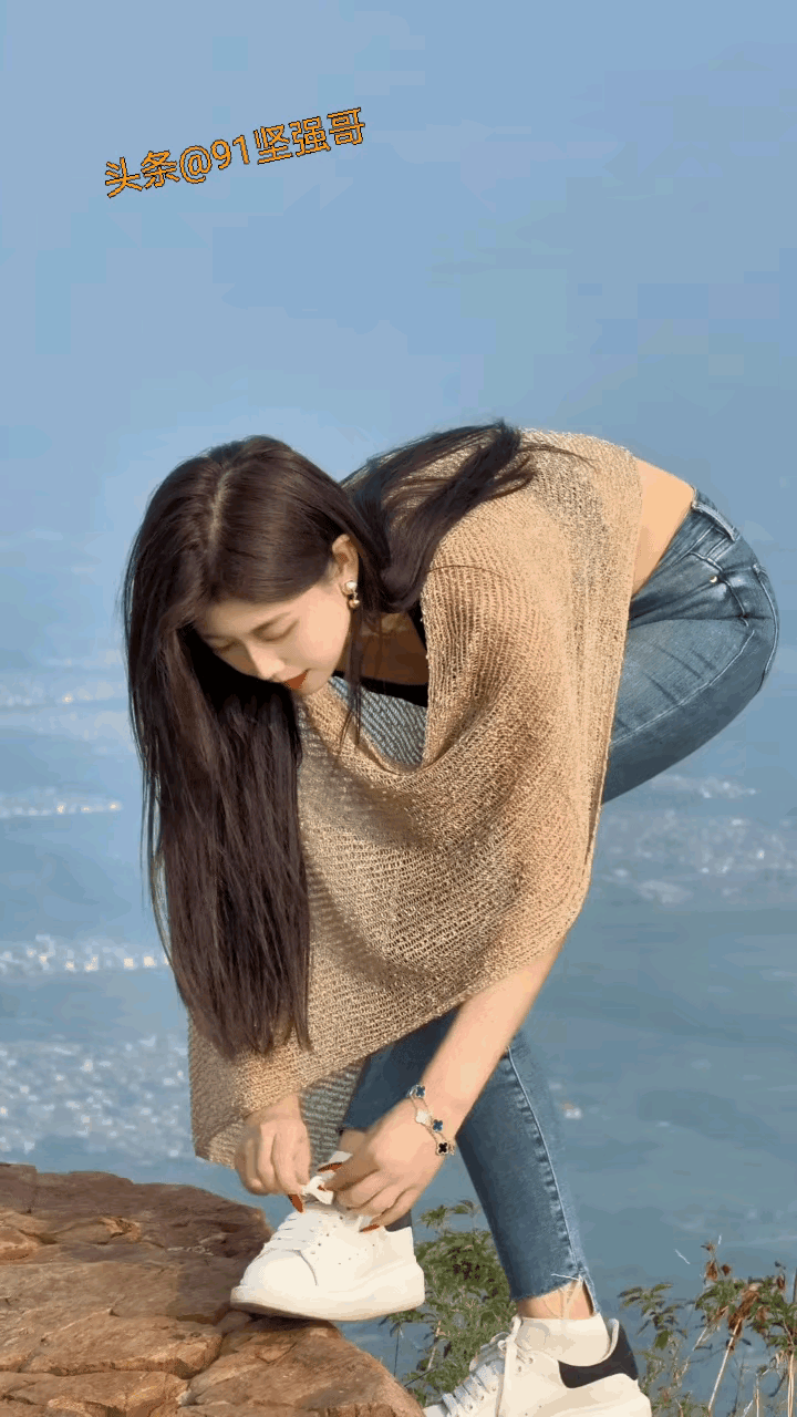 陪她爬到山顶，风景已经不重要了，重要的是在她身边