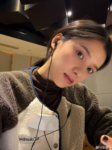 张婧仪晒素颜配音室照片张婧仪素颜任冬雪配音照张婧仪更新配音室素颜随拍，专心完成任