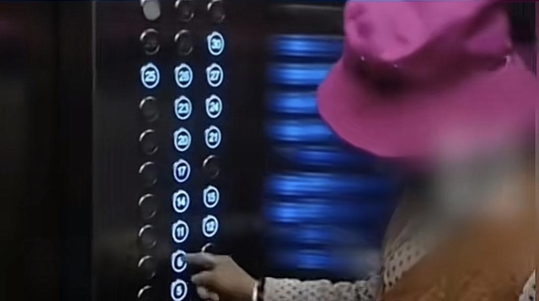 一楼业主被迫交电梯费后，老太太的做法绝了。
起因是某小区住一楼的老太太因为自己就