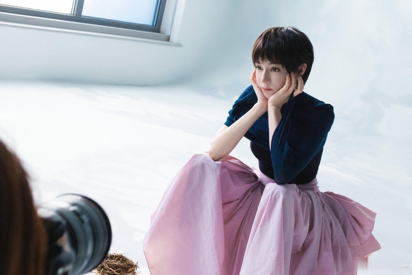 热巴elle花絮图和热巴陷入幻想可以 