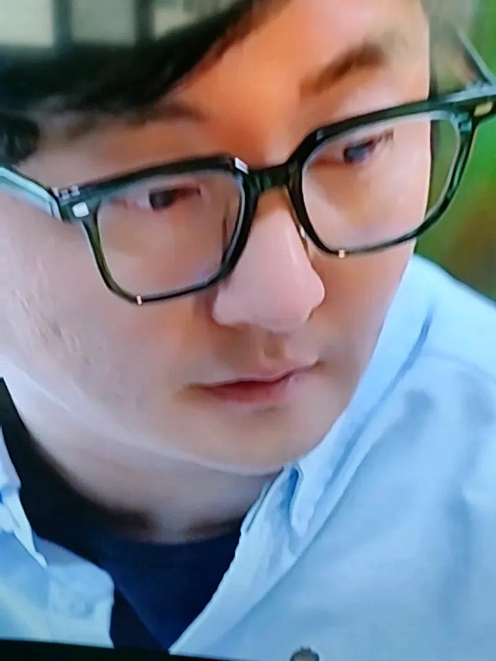 当全职奶爸的时候，开始有些粗心，儿子骑摩托车把头磕破了，后来把儿子照顾的特别好，