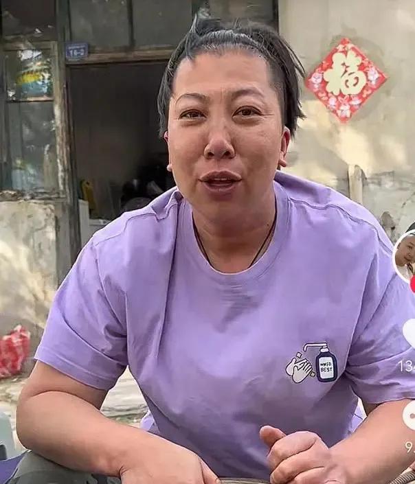 东北雨姐回东北开小号发视频，却遭遇滑铁卢，播放量寥寥，点赞数仅几十个，与昔日辉煌