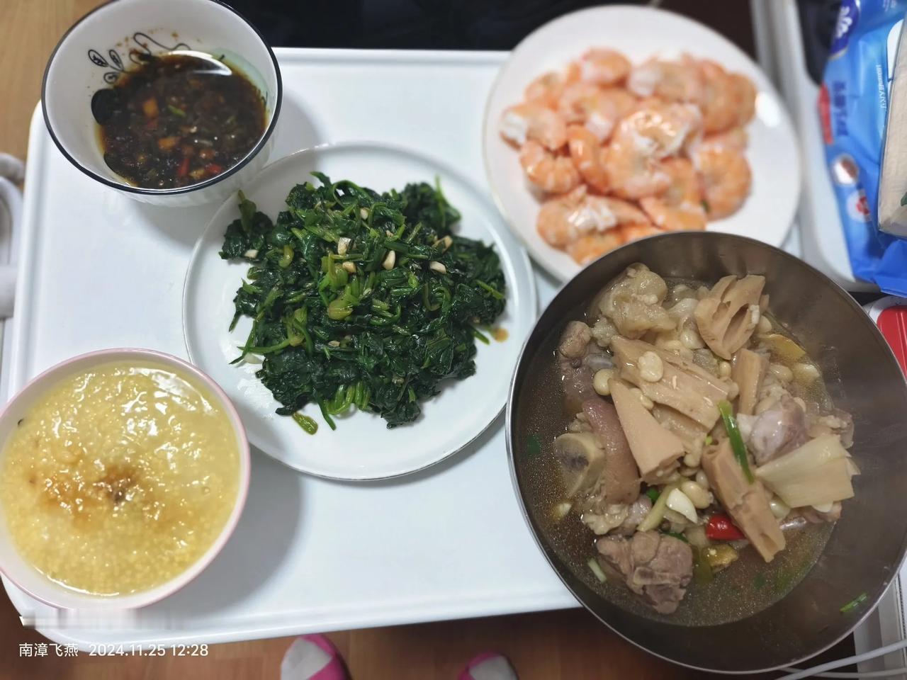 白灼基围虾，凉拌菠菜，猪蹄炖藕和小芸豆
在陌生的城市，感受熟悉的烟火🎇
新的一