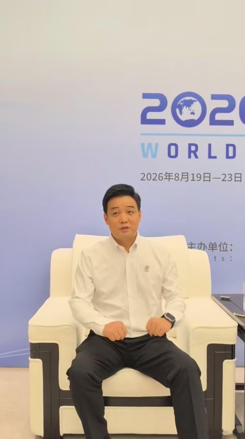 【众擎CEO回应被自家机器人踹翻：机器人真的进化到这个程度了】众擎创始人被机器人