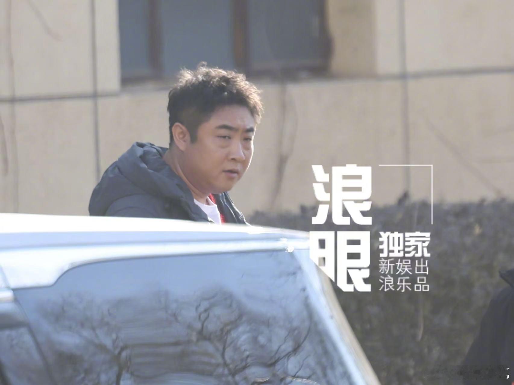 乔杉蛇年央视春晚第二次联排 乔杉身穿黑色羽绒服现身央视老台，参与蛇年春晚第二次联