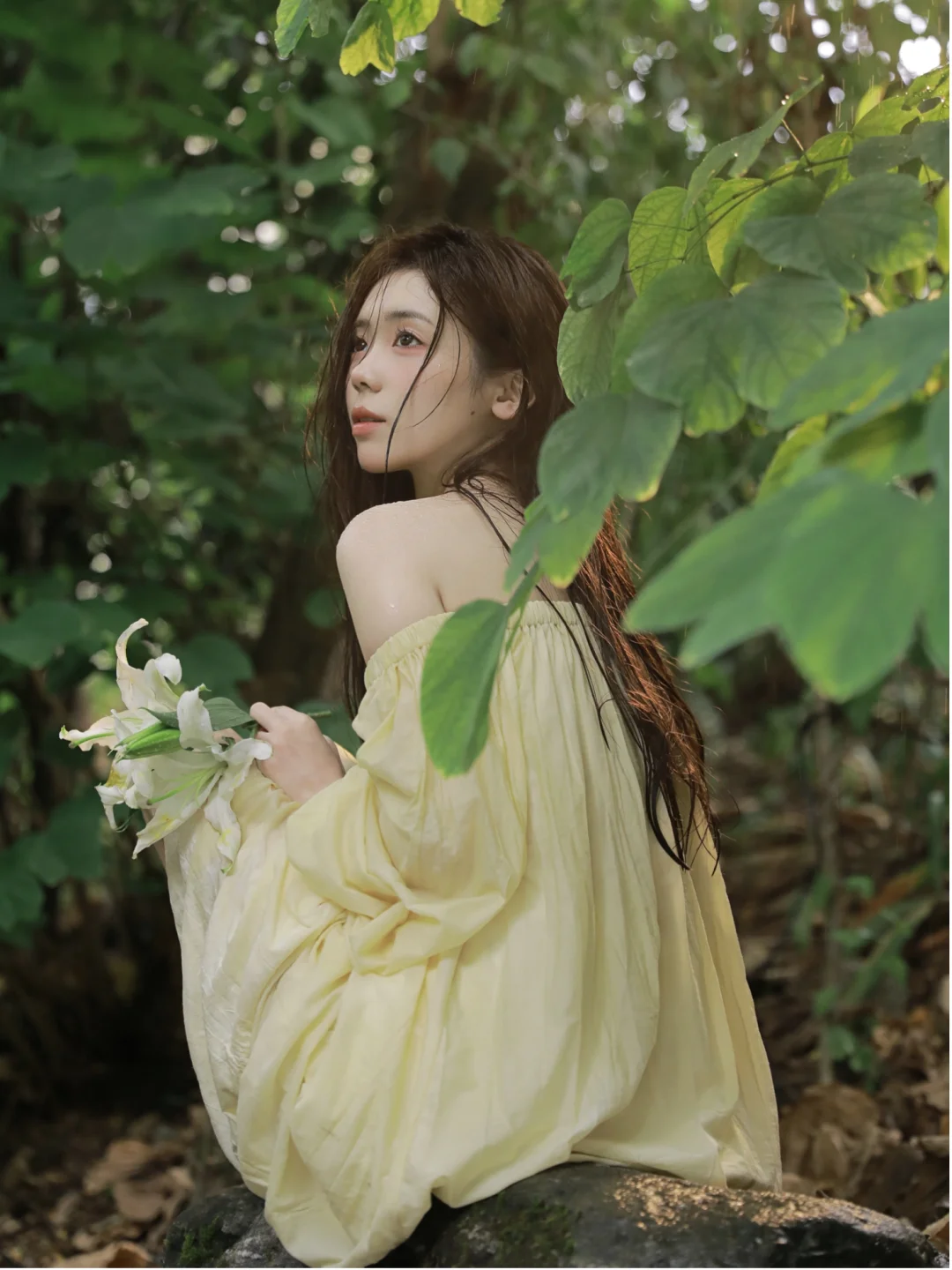 少女的心事散落在绿荫里🍃
