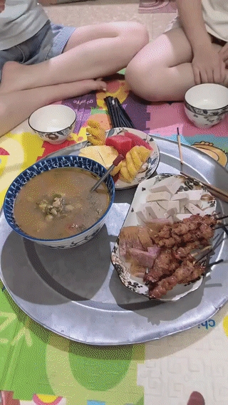 一名在越南工作的中国男子受邀来当地的一户人家里做客吃饭。
招待男子的还是一对长得