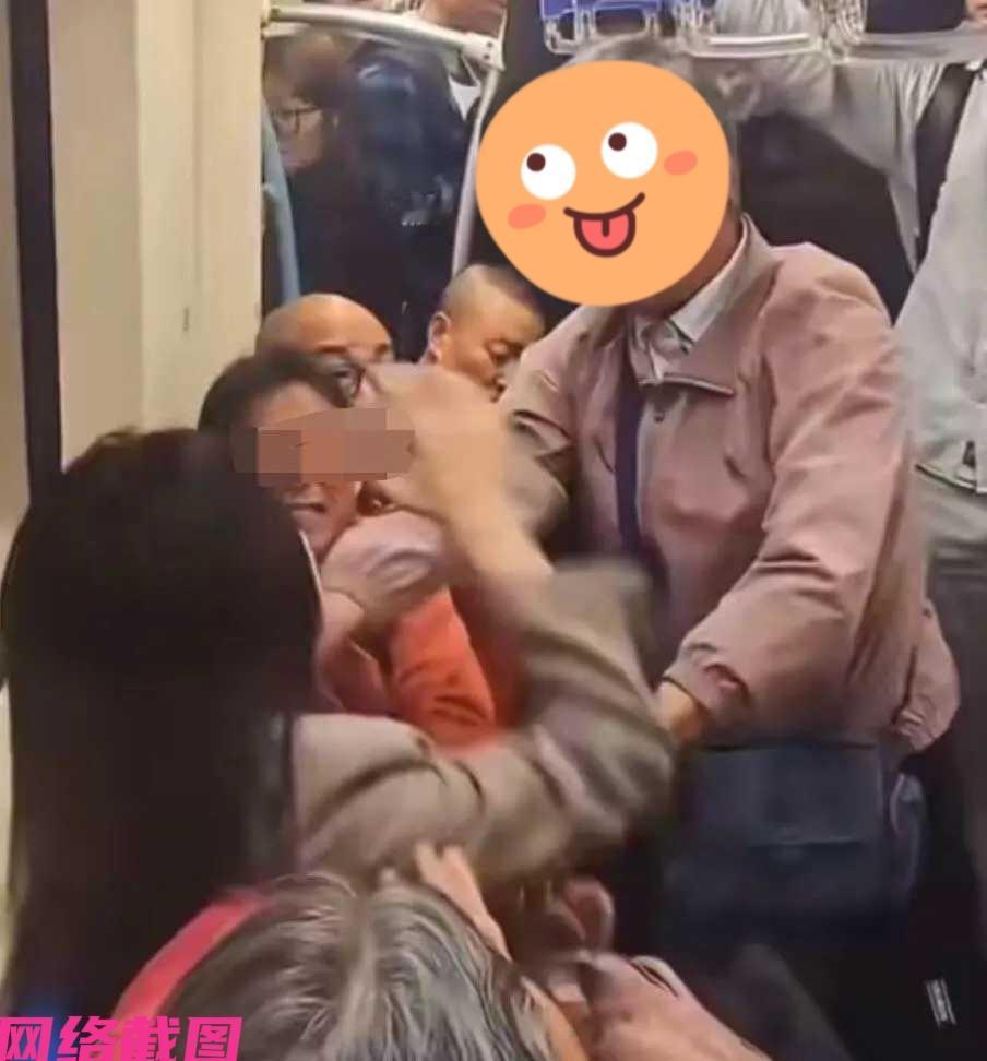 上海地铁有发生两老人要求女子让座，后女子拒绝没有同意，老人并未罢休而后有了争执，